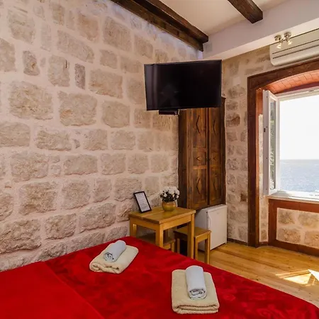 Eddie's Sea View Old Town