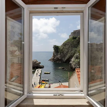 Eddie's Sea View Old Town