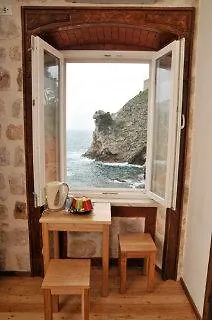 Eddie's Sea View Old Town