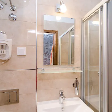 Гостевой дом Eddie's Sea View Old Town 3*